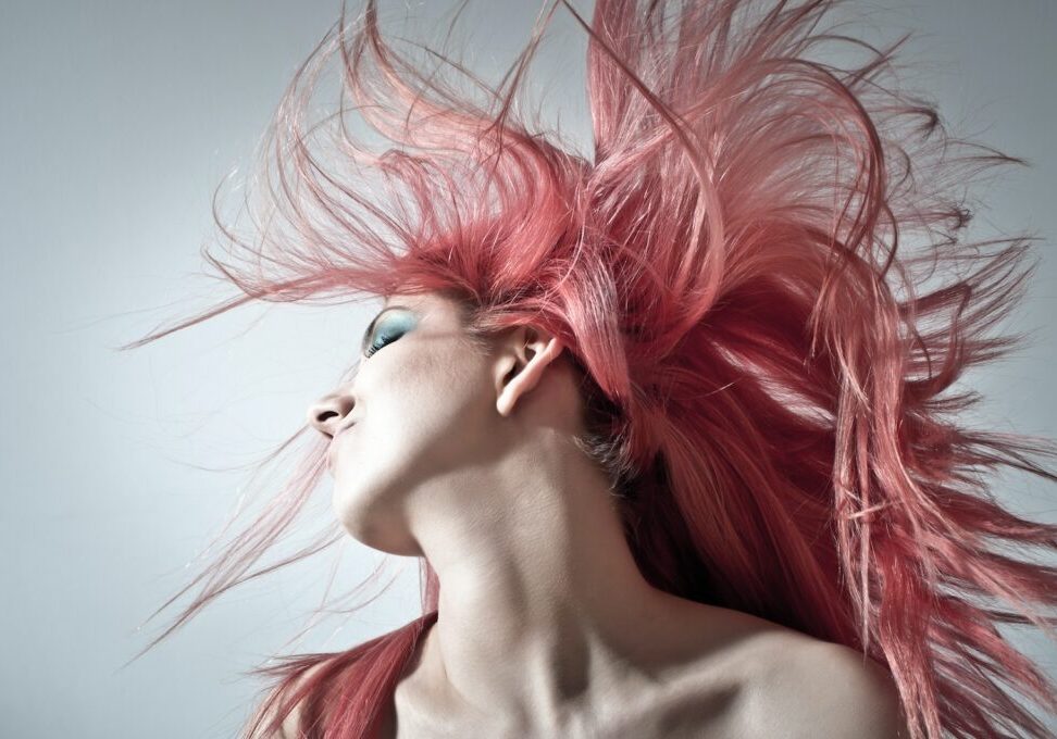 epm-kosmetik-lohnherstellung-woman waving her hair
