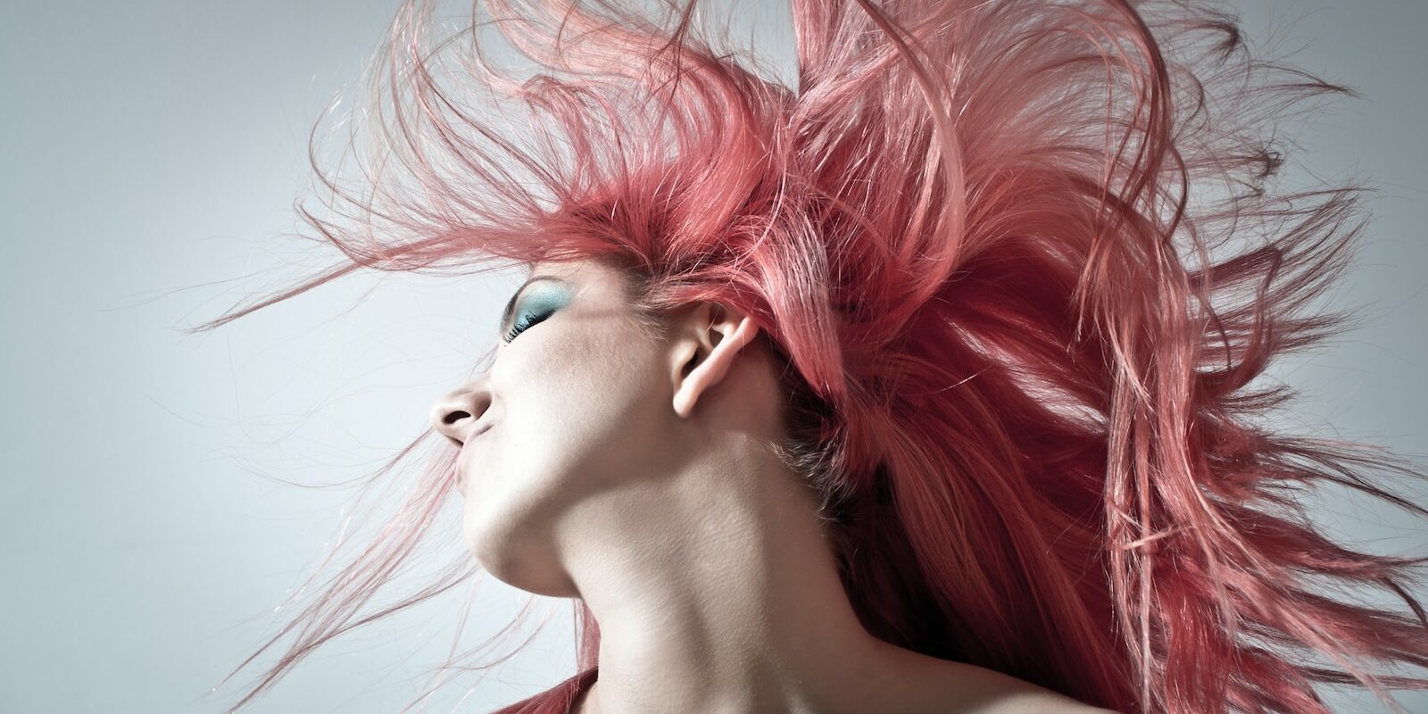 epm-kosmetik-lohnherstellung-woman waving her hair